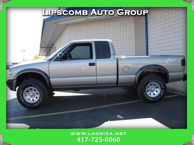 2002 Chevrolet S10 Pickup Ext Cab 123 WB 4WD LS